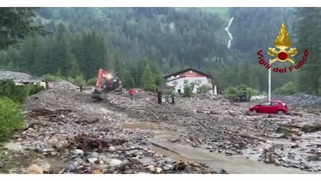 IL VIDEO. Maltempo, smottamenti e frane. Due abitazioni con 20 persone irraggiungibili per un distacco: i vigili del fuoco al lavoro