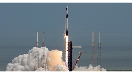 La navicella Space X si aggancia alla Stazione Spaziale Internazionale: riporterà finalmente sulla Terra Williams e Wilmore