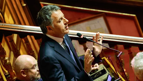 Meloni è disperata. Calenda chi?. Renzi arriva in Transatlantico, e parte lo show