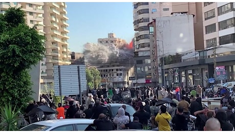 Libano, video mostra il momento del crollo di un edificio dopo l’attacco israeliano a Beirut