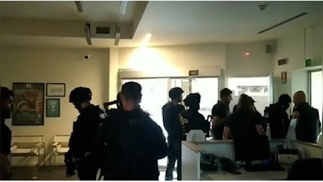 Scatta l'allarme rapina in banca a Vicenza: la polizia circonda edificio