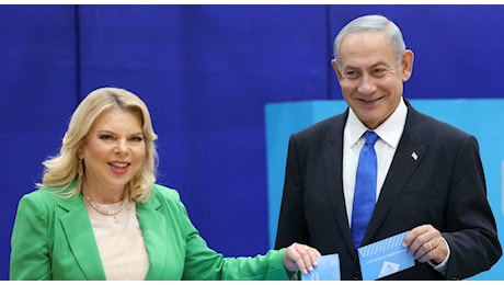 Sara Netanyahu, l'indagine sulla first lady israeliana: avrebbe intimidito un testimone nel caso di corruzione contro il marito