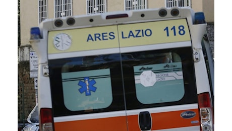 Un uomo ha un malore mentre è alla guida: fa in tempo a schivare le auto, accostare e muore