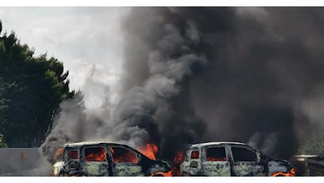 Superstrada Brindisi -Lecce, assalto armato a portavalori: auto incendiate per ostacolare le forze dell'Ordine VIDEO