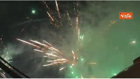 A mezzanotte Roma festeggia l'arrivo del 2025 con i fuochi d'artificio (contro i divieti): il video