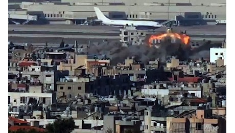 Beirut, Israele bombarda quartiere vicino all’aeroporto mentre aereo rulla in pista