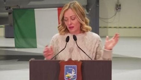 Meloni si commuove davanti a militari italiani in Lituania: «L'Italia è fiera di voi»