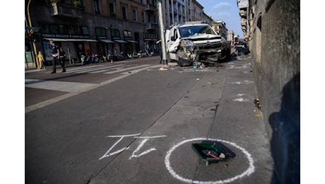 FOTO: Milano, furgone investe quattro pedoni: un morto