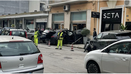 Alba da far west a Lecce: prima il furto con spaccata in una gioielleria, dopo lo schianto contro la vetrina di un’ottica