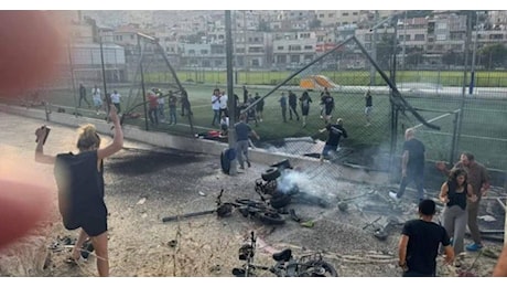 Libano, razzi su un campo da calcio: 11 bimbi morti. Israele: La svolta sarà drammatica