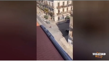 VIDEO| Palermo, ruba una panchina e la porta via in scooter