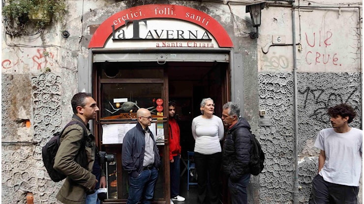 Sit-in per la ristoratrice e adesivi anti-Israele. Boldrini visita la Taverna: “L’hanno minacciata” - la Repubblica Sit-in per la ristoratrice e adesivi anti-Israele. Boldrini visita la Taverna: “L’hanno minacciata” - la Repubblica