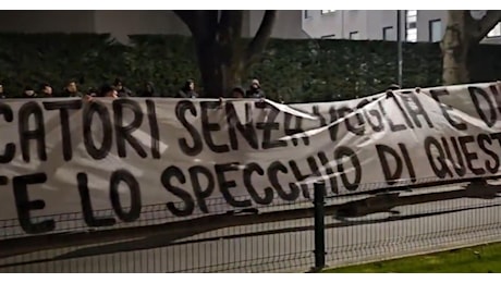 Cardinale devi vendere, giocatori senza dignità: contestazione dei tifosi del Milan anche durante la festa privata