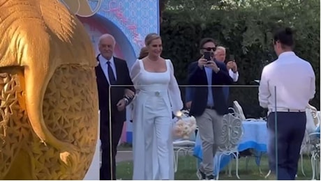 Simona Ventura e Giovanni Terzi, il matrimonio a Rimini. La conduttrice allo sposo: «Mi hai tirato fuori dalle sabbie mobili dove ero finita»