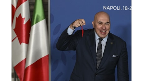 Il G7 Difesa ricuce lo strappo Italia-Usa. Tra corni anti iella e ministri “finiti” nel presepe