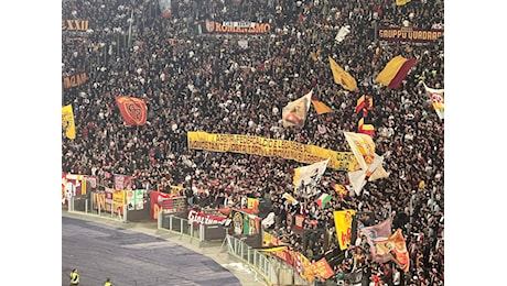 Curva Sud, tifosi contro arbitri e Lega Serie A: La Roma mai si arrenderà!- FOTO