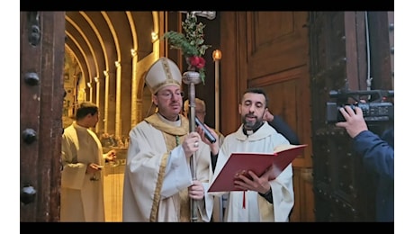 A Gubbio aperta la Porta Santa in Cattedrale per il Giubileo. Sonata a mano del Campanone patrimonio Unesco