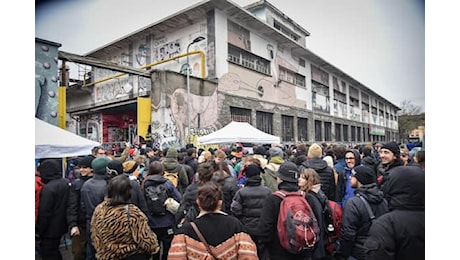 Centro sociale Leoncavallo di Milano, sgombero rinviato: si cerca l'accordo con la famiglia Cabassi