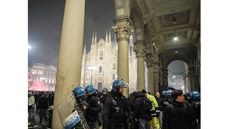 Milano, violenza a Capodanno: incendi e lanci di bottiglie contro la polizia