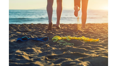 Prendono il sole su una spiaggia del lago di Garda completamente nudi, ma è vietato: multati in 16