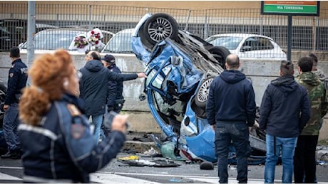 Scontro mortale tra due auto della polizia a Roma: gli agenti schierati davanti alle volanti ribaltate e accartocciate