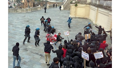 A Bologna la doppia manifestazione di antifascisti e patrioti finisce male: scontri con la polizia