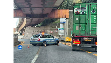 Morto in porto, i colleghi scioperano e il traffico verso Genova si blocca: lunga coda in A10