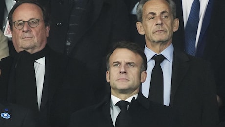 Macron allo stadio per una partita ad alta tensione