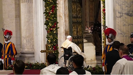 Giubileo 2025, ieri notte Papa Francesco ha aperto la Porta Santa della Basilica di San Pietro