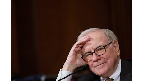 Warren Buffett vende ancora azioni Apple: ora Berkshire Hathaway ha 325 miliardi di dollari di liquidità