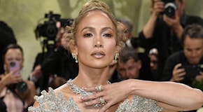 Jennifer Lopez tra zaffiri e diamanti: il significato dei gioielli indossati al Met Gala
