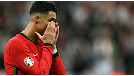 Europei, Cristiano Ronaldo scoppia in lacrime in campo: la lezione alla nazionale italiana