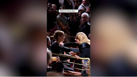 Abbracci e lacrime tra Adele e Celin Dion al concerto: la scena è da film