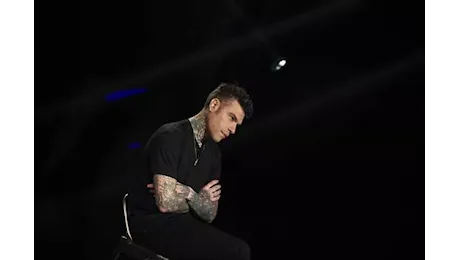 Malore in volo per Fedez, ricoverato d’urgenza in ospedale a Brindisi