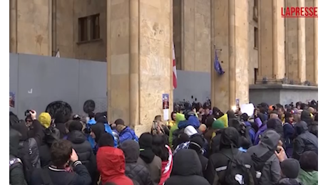 Georgia, a Tbilisi esplode la rabbia davanti al Parlamento