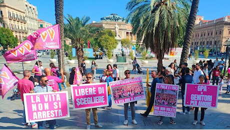 “Gpa amore universale”, famiglie arcobaleno e attivisti Lgbtqia+ in piazza Castelnuovo: “La vita non si arresta”