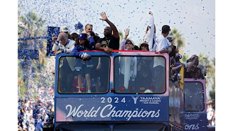 I Dodgers tornano a Los Angeles: centomila fan per le strade a festeggiare