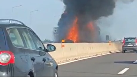 Con l'auto tampona un tir: inferno di fiamme in autostrada, un morto