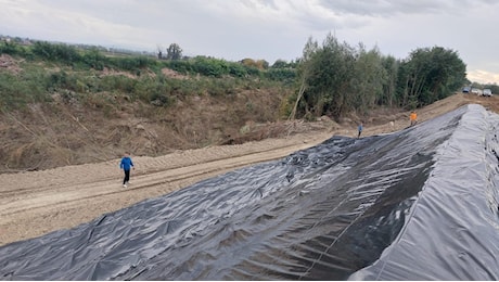 Maltempo, teloni sugli argini per evitare nuove alluvioni. Massima attenzione a Traversara