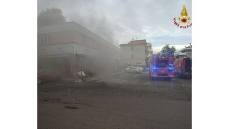 Roma, incendio in un'azienda dolciaria zona borghesiana