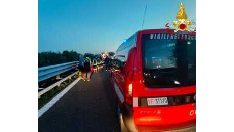 Due motociclisti tamponano un'auto, entrambi feriti