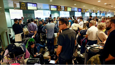 Piogge torrenziali, allerta rossa a Barcellona: «Aeroporto nel caos e fiumi in piena»