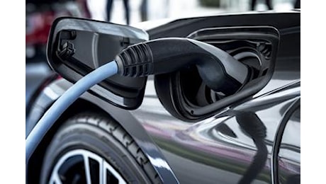 Scontro auto elettriche: l'Unione europea dice no all'Italia sulle proroghe per l'industria automobilistica