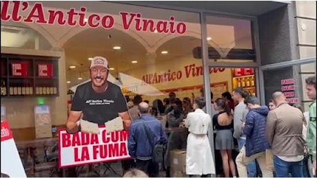 All'Antico Vinaio apre a Bologna, il video dell'inaugurazione in piazza Santo Stefano con la lunga fila di clienti