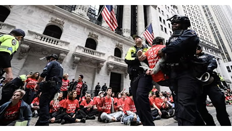 Guerra, ultime notizie. Arrestati 200 manifestanti ebrei a New York. Casa Bianca protesta con Israele per attacco a centro ospedaliero Gaza