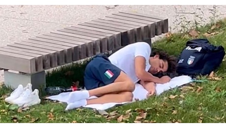 Ceccon dorme fuori accanto a una panchina: il video del pisolino diventa virale sui social