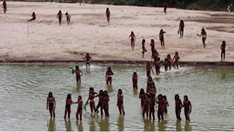 Perù, le rarissime immagini di una tribù indigena che vive isolata nella foresta amazzonica senza contatti con il mondo