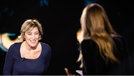 Valeria Bruni Tedeschi in tv: «Ho provato cocaina, eroina, MDMA. Ho scoperto che con Carla avevamo padri diversi a 30 anni»