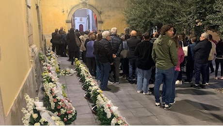 Lentini in fila davanti alla bara bianca. I genitori Margaret: “Chi sa di altri casi, parli”