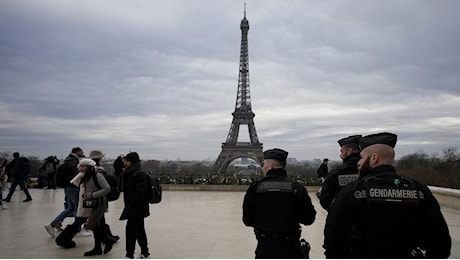 Parigi: turisti evacuati dalla Tour Eiffel dopo un cortocircuito